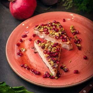 ПЕЧЕНО КРАВЕ СИРЕНЕ С НАР И ЯДКИ/ BAKED COW CHEESE WITH POMEGRANATE AND NUTS 270гр.