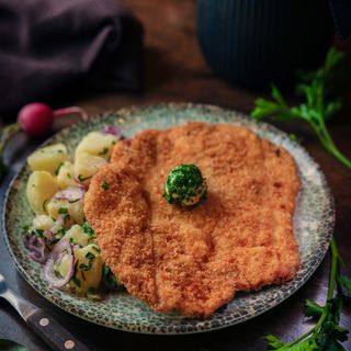 ЗАПЪРЖЕН ШНИЦЕЛ НА ТИГАН С КАРТОФЕНА САЛАТА/ PAN-FRIED SCHNITZEL WITH POTATO SALAD 430гр.