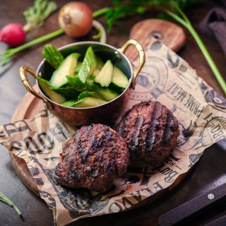 КЮФТЕТА ОТ ЕДРОСМЛЯНО ГОВЕЖДО МЕСО, С ГАРНИТУРА ПО ИЗБОР/ COARSE – GROUND BEEF PATTIES 0,200