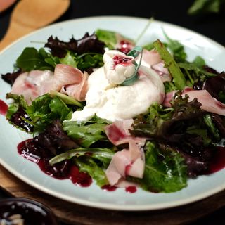 САЛАТА БУРАТА С ПРОШУТО КОТТО И СЛАДКО ОТ ВИШНИ