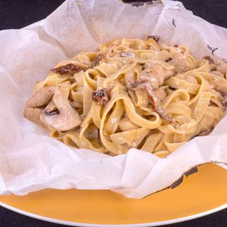 Феточини с пиле и сушени домати