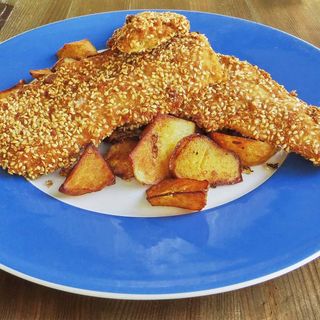 Панирана бяла риба с гарнитура