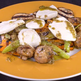 Зеленчуци на барбекю с моцарела