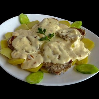 Свинско контрафиле със сос от топено сирене