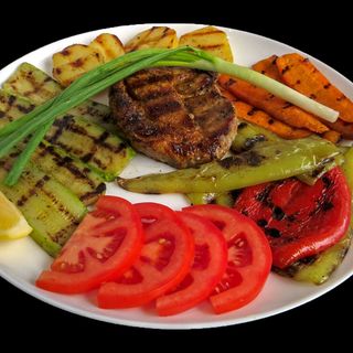 Свински врат с гриловани зеленчуци