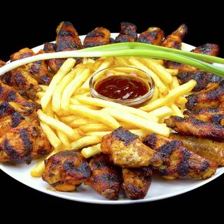 Плато крила, бира и пържени картофи