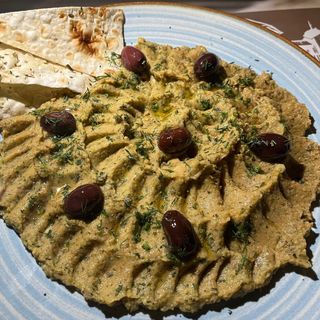 Хумус с печени тиквички и маслини 