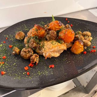 Чеснова пилешка пържола, запечена с пармезан, чери домати и гъбки 