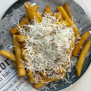 Домашни пържени картофи със сирене (350г))