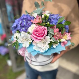 Кутия с хортензии, рози и алстромерии