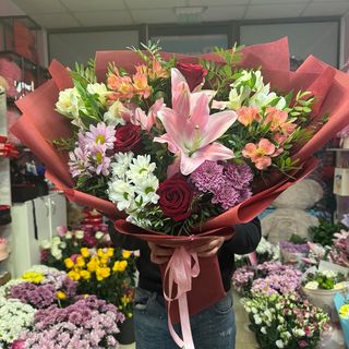 Стилен букет в бордо с лилиум, червени рози, хризантеми и алстромерии #234