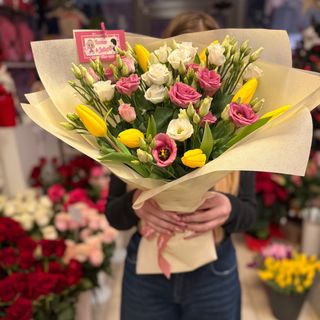 Букет от лалета и еустоми