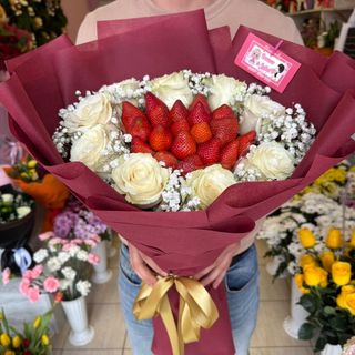 Букет с ягоди и бели рози