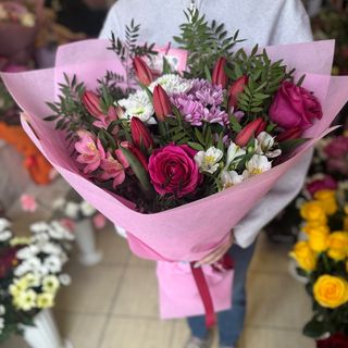 Букет с лалета , рози, хризантеми и алстромерии