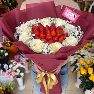 Букет с ягоди и бели рози