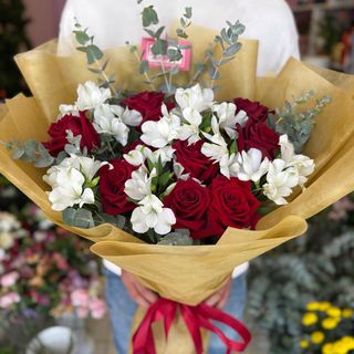 Елегантен букет с 9 бр. Червени рози и 6 бр. Бели алстромерии# 777