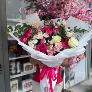 Букет с рози , еустоми и мини рози