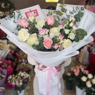 Романтичен букет с рози, еустоми и карамфили