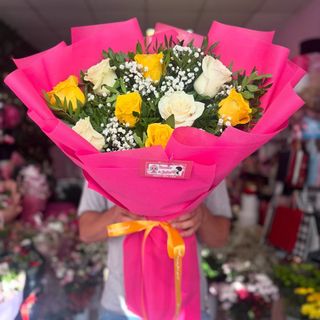 Букет с 9 бр. Жълти и бели рози в цикламена опаковка от текстил