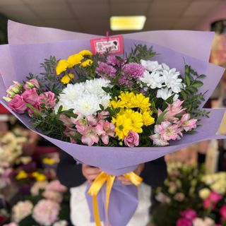 Цветен букет с хризантеми , алстромерии и еустома в лилав текстил