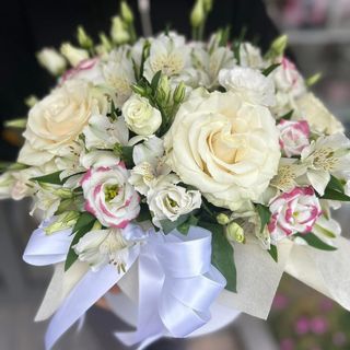 Нежна кутия в бяло с розови отенъци