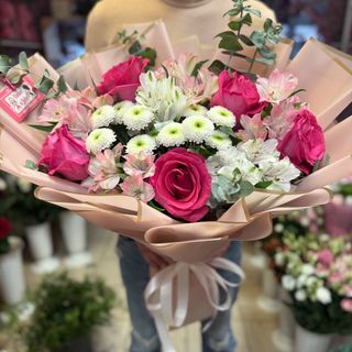 Букет с цикламени рози, алстромерии и хризантеми