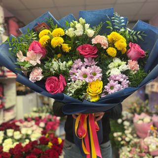 Цветен букет с рози, хризантеми, алстромерии и еустоми