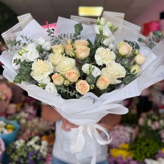 Букет от мини рози, рози, еустоми и карамфили в нежно бяла опаковка