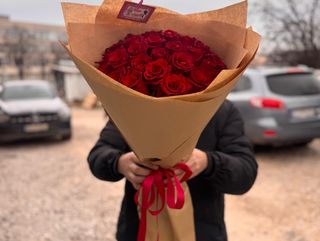 Букет с 25 бр. Червени рози в опаковка от крафт хартия