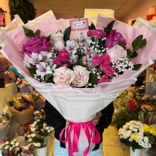 Бонбонено розов букет с рози, мини рози и алстромерии