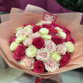 Букет с 35 бели, розови и цикламени рози