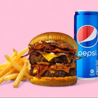 Двоен телешки чийз с картофки и напитка