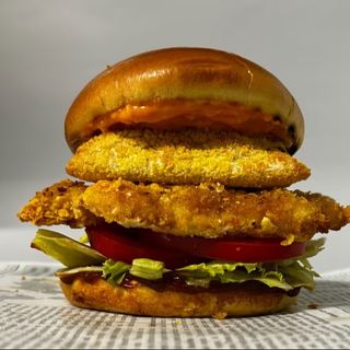 Бургер с хрупкаво пиле и криспи кашкавал