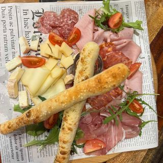 Плато Селектирани сирена и колбаси