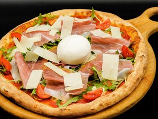 Пица с Бурата и Крудо 450 гр.