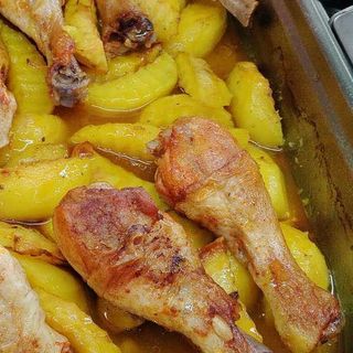 Комбо меню пиле с картофи, крем карамел, Кока кола кен 0,330 мл