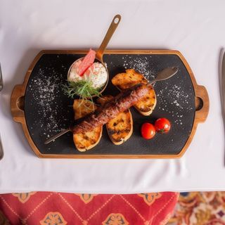 Суджук с млечна салата