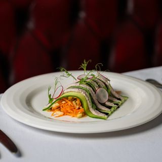 Салата с орехи