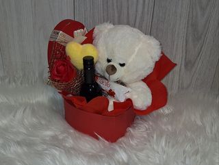 Кутия с мече и вино