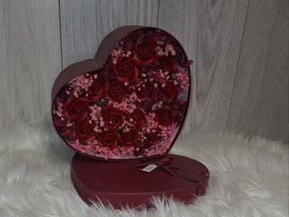 Кутия сърце със сапунени рози