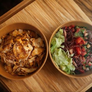 500гр пилешко месо + салати 