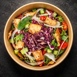 Салата Fattoush с лаваш