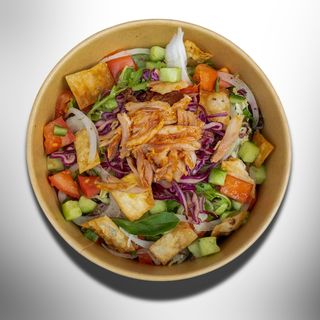 Салата Fattoush с пилешко месо