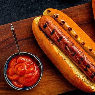 Хот-дог с пилешки кренвирш и пържени картофи