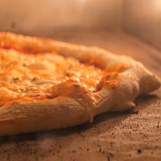 ПИЦА КУАТРО ФОРМАДЖИ С ДОМАТЕН СОС