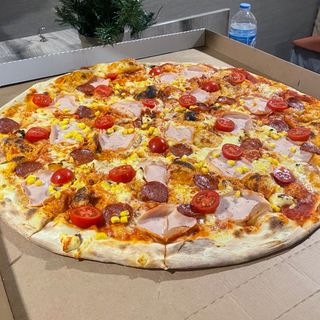 Фамилна пиза ТРЕ КАРНЕ (1500гр)