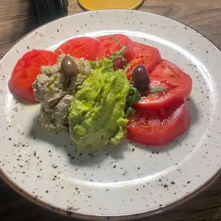 Салата с розов домат и  мус от Авокадо (380г)
