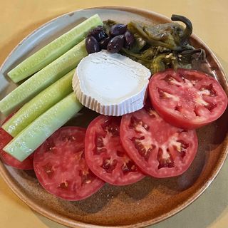 Салата с френско козе сирене (400гр)