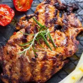 Свинска вратна пържола на скара с гарнитура пържени картофи 