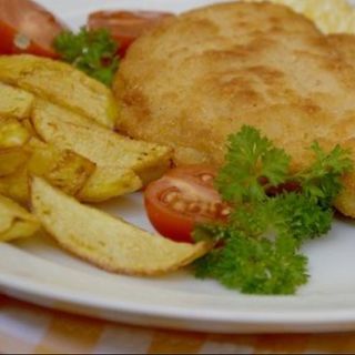 Пилешки шницел с  гарнитура пържени картофи